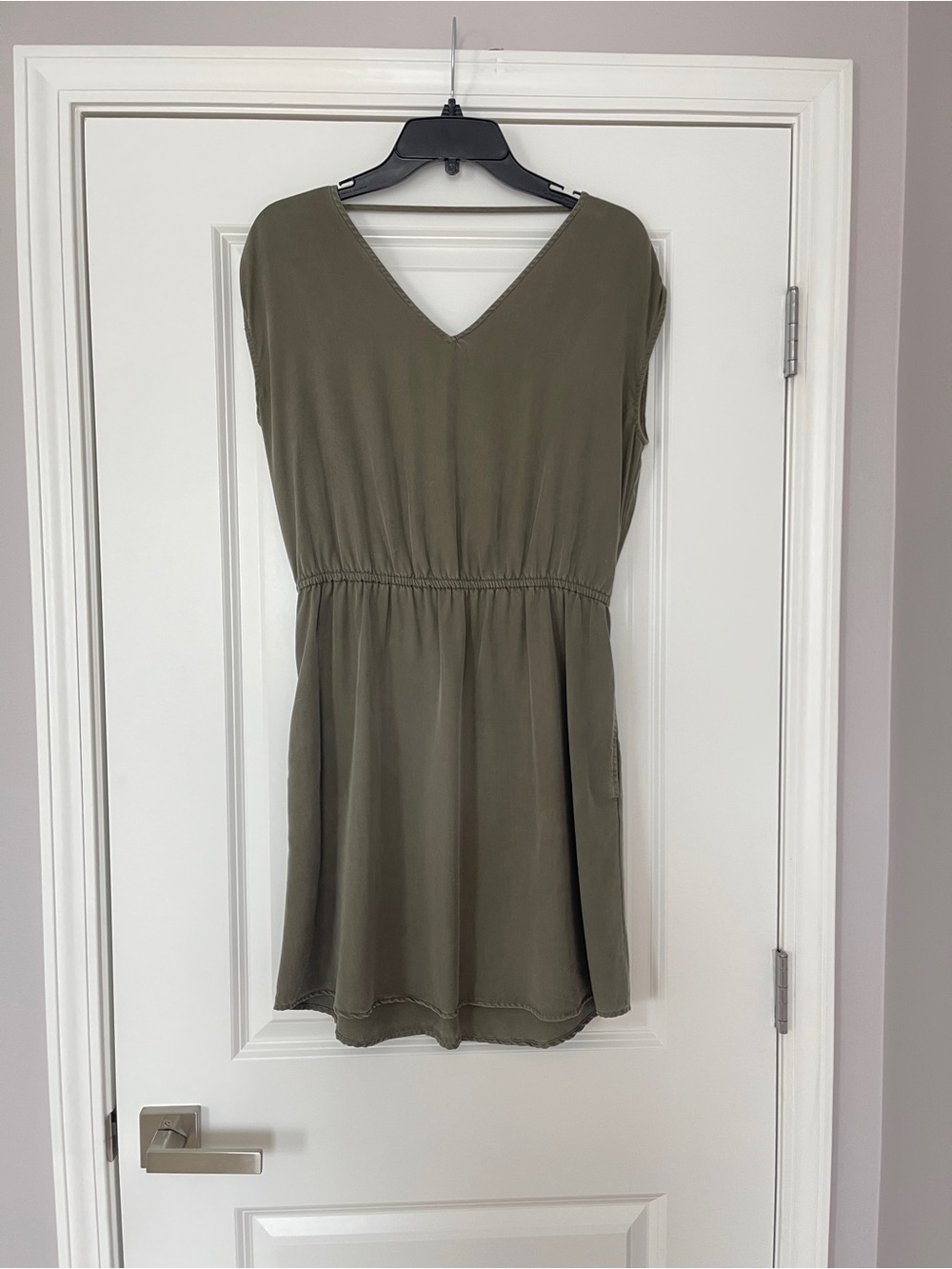 Universal Thread Women’s Olive Green V-Neck Cinched-Waist Sleeveless Dress - S